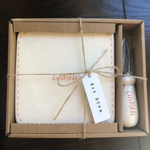 NWT Rae Dunn cheese tray w/spreader
